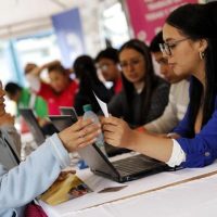 Un funcionario del Banco Agrario entrega subsidios de Prosperidad Social