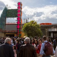 Asistentes caminando por Corferias en la Feria del Libro de Bogotá