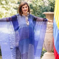 Laura Gil con la bandera de Colombia