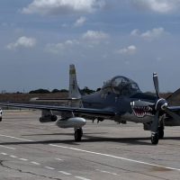 Una avioneta de la FAC se prepara para realizar un ejercicio.