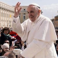 Papa Francisco saludando a los feligreses en el Vaticano