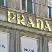Fachada de una tienda de Prada