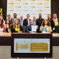 Ministros y congresistas radicando el proyecto de ley de IA en Colombia