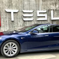 Automóvil de Tesla enfrente de una tienda de Tesla en Estados Unidos.