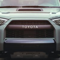 Frente de una camioneta Toyota