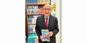 Álvaro Murcia Gómez con su libro; foto autorizada de Planeta enmarcada sobre blanco