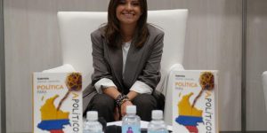 Gabriela Alonso Jaramillo junto a su libro Política para Apolíticos