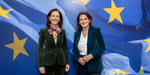 Ana Botín, a la izquierda, y Teresa Ribera durante una visita a la Comisión Europea en marzo de 2025; fotografía de archivo.