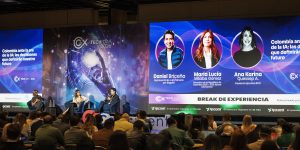 Panel y asistentes del CX Tech Day del 20 de octubre de 2026 en Bogotá
