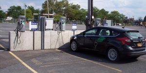 Vehículo Ford conectado a una estación de carga en Buffalo, Estados Unidos; foto temática de archivo de 2013