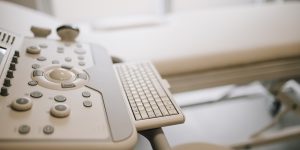 Equipo de ultrasonido en una sala médica, imagen de referencia de 2025; no demuestra uso de IA