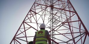 Trabajador con chaleco Huawei ante una torre; fotografía de referencia suministrada por la compañía