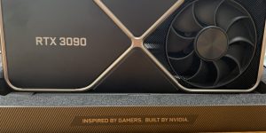 Tarjeta gráfica GeForce RTX 3090 fotografiada por Adam Kapetanakis en febrero de 2021, imagen temática sobre capacidad de cómputo