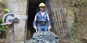 Trabajador de una mina de pequeña escala con prácticas responsables en San Roque, Colombia, en 2014; imagen de referencia ajena a Iscuandé.