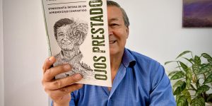 Hugo Portela Guarín sostiene su libro Ojos prestados; foto suministrada por Editorial Planeta.