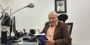 Rodrigo Ospina Zuluaga leyendo su libro Partículas de Dios