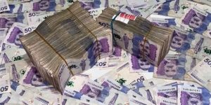 Billetes de pesos colombianos en una fotografía temática de 2024, sin relación documental con las donaciones de la fundación.