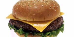Hamburguesa con queso fotografiada por Renee Comet para el National Cancer Institute en 1994; no es un producto de Presto