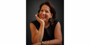 María Lourdes Reyes Alvarado; fotografía autorizada de Planeta enmarcada sobre blanco