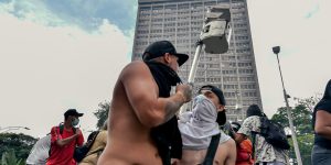 Manifestantes en Medellín el 28 de abril de 2021; fotografía de archivo de Humano Salvaje.