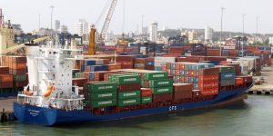 Portacontenedores CFS Paradero en Cartagena, Colombia, en febrero de 2009; imagen de referencia del comercio exterior.