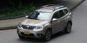 Renault Duster fotografiado en Medellín en septiembre de 2022; vehículo de referencia, no el modelo del proyecto anunciado.