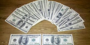 Billetes de cien dólares fotografiados en 2012, imagen temática de archivo para explicar deuda en dólares