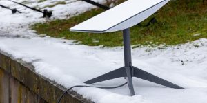Antena de Starlink instalada sobre el suelo; fotografía de referencia tomada en Ucrania.