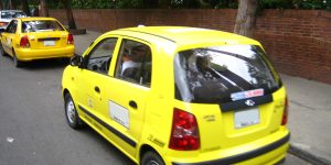 Taxis amarillos en Bogotá, fotografía de archivo de octubre de 2010; no corresponde a una protesta actual.