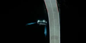 Fotograma de la demostración de Tesla del 15 de octubre de 2026: Roadster en el aire junto a una rampa.