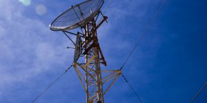 Torre de comunicaciones con antenas, fotografía temática de Circe Denyer, CC0; no identifica una instalación colombiana.