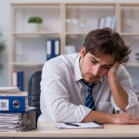 Trabajador triste porque no tendrá días festivos