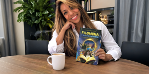 Verónica Villegas Lozano con su libro Filomena y sus aventuras